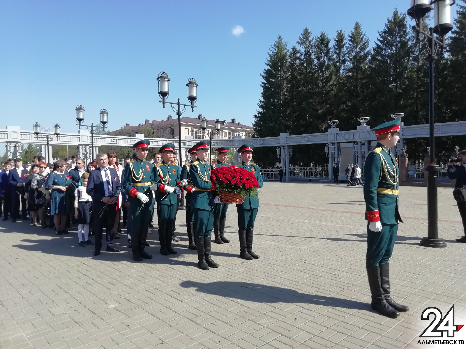 Празднование Дня Победы в Альметьевске традиционно началось с возложения цветов к «Вечному огню».